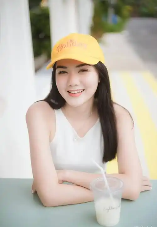 原创大圆脸的国外女生一身休闲简约的穿搭甜美笑容展现出阳光与自信