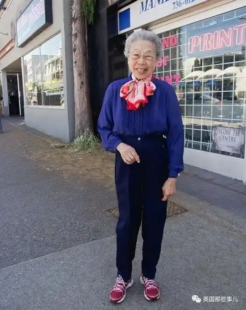 她们专拍国外中国城里的亚裔爷爷奶奶们老年时尚秀都很有范儿呀