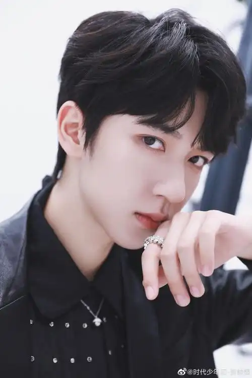 贺峻霖黑西装存图