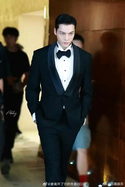 陈伟霆新剧最新路透图##陈伟霆黑西装油头三七分