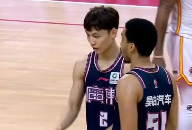 广东队赢广厦20分徐杰成场上最靓的仔杜锋竖起2个大拇指