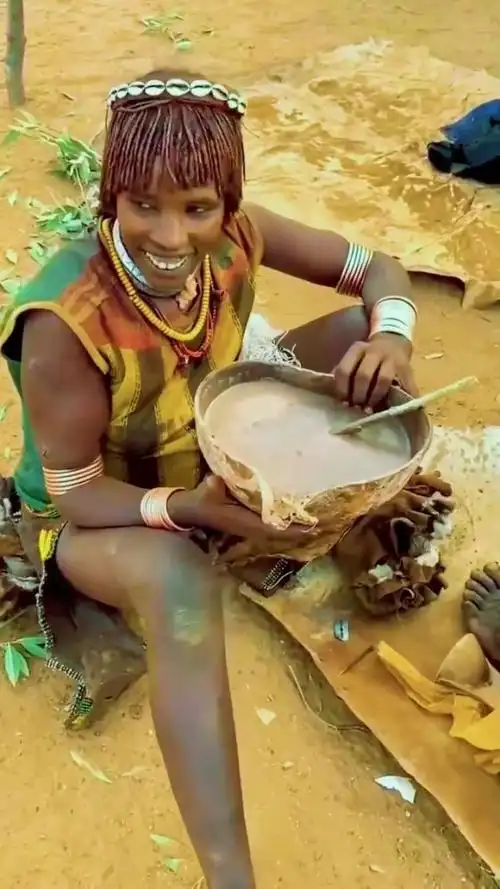 非洲红泥族的女人,头上抹红泥才漂亮,喝的这个饮料真奇葩!