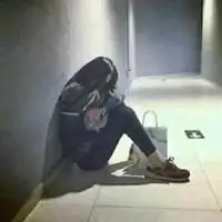 蹲下抱抱自己伤感图片 伤感抱着自己的图片悲伤带字_微信头像图片大全