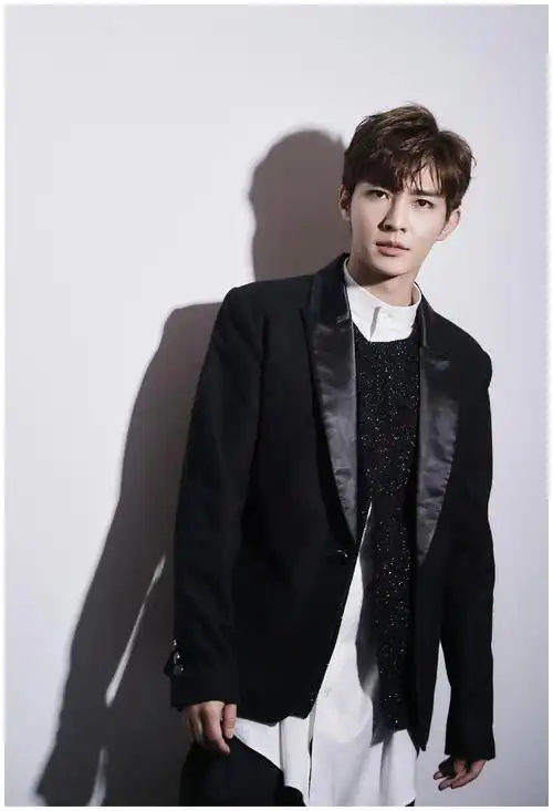 耿直男孩再上线,炎亚纶表示私下不与飞轮海其他成员联系遭吐槽?