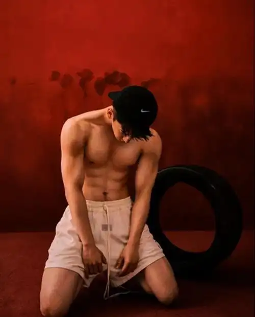 刘芮麟拍荷尔蒙运动大片这也身材也太a了