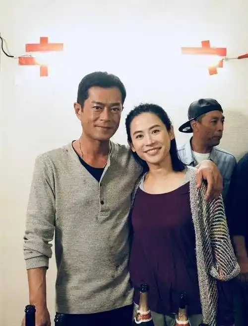 宣萱古天乐合照"发糖",年过半百仍敢穿肥大小衫,颜值高不显老_外套