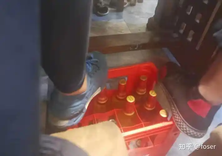 作为网红城市的重庆,很多人的印象就是重庆妹子很能喝,脚踩啤酒箱喝.