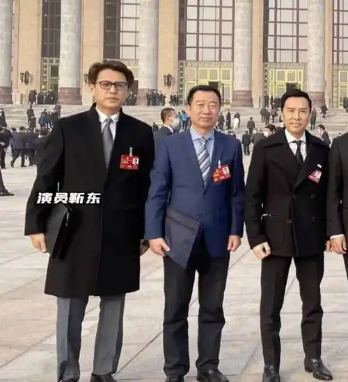 明星在大会堂前合影,张凯丽居c位,靳东靠边站,甄子丹略显拘谨_行业