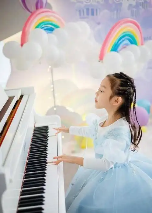甜馨五岁生日会唱歌弹钢琴样样行_手机搜狐网