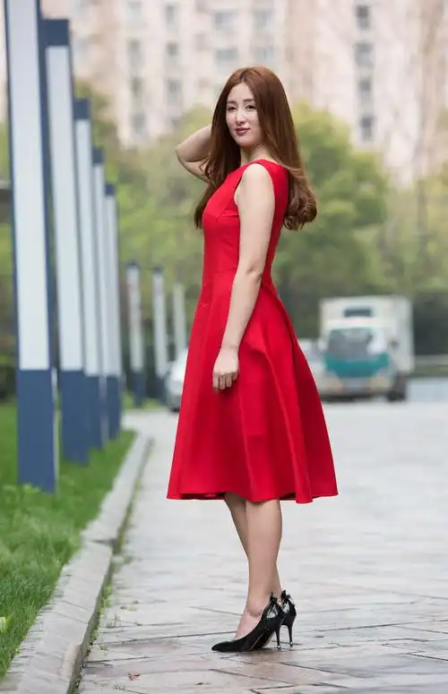 时尚瑞莎的衣服总是那么有女人味儿,把女性