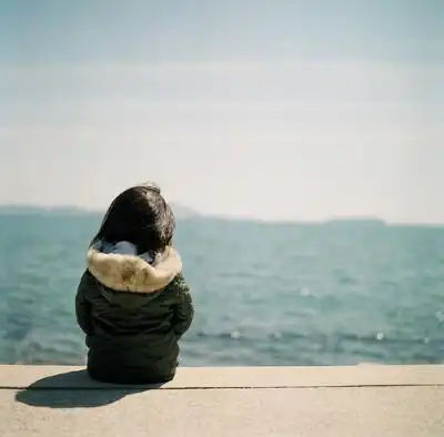 潜台词应该是"让我一个人静一会吧" …… 多么寂寞的背影