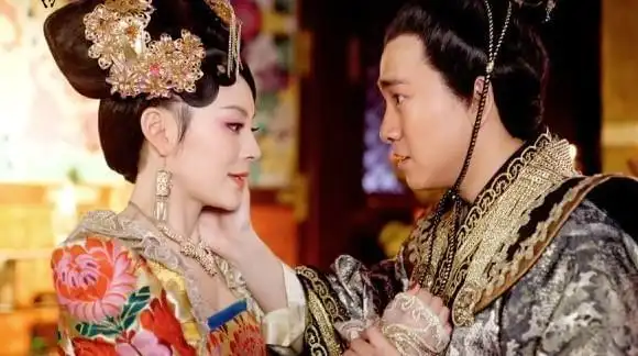 皇帝天天抱着爱妃上朝还让大臣一起欣赏爱妃玉体