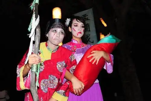 尸体莫名其妙消失,活人一个个死亡,研究员正举着手术刀切开被麻醉了的