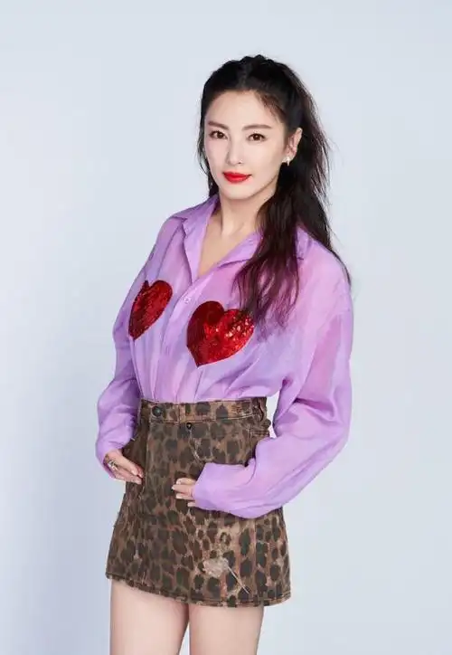 35岁穿改良露肩旗袍成熟丰腴!