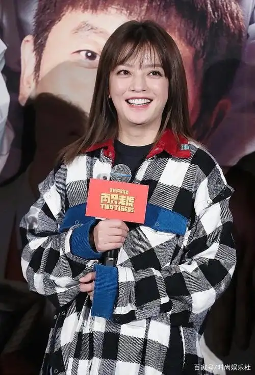 赵薇四千格子衫穿出臃肿感,生图下45岁老态尽显,不服老真不行