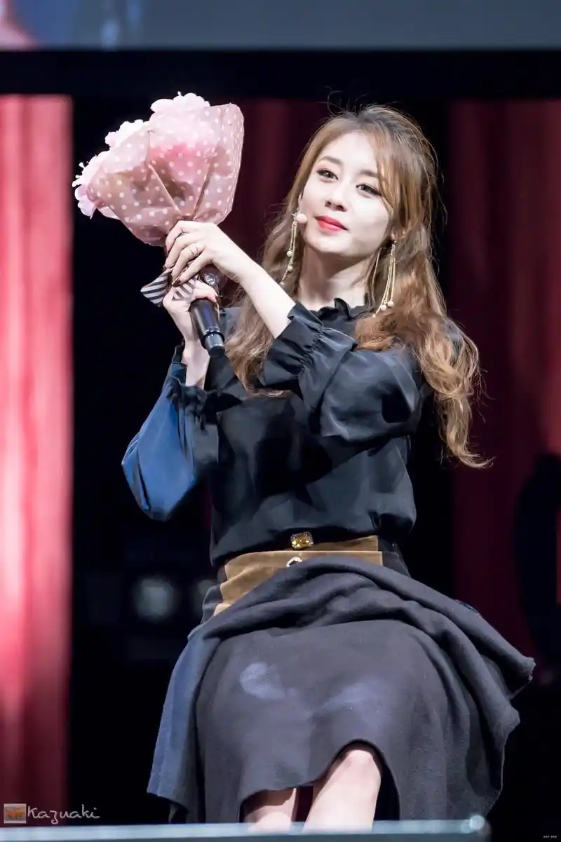 韩国女团tara 朴智妍 现场写真 长发裙装 温柔妩媚