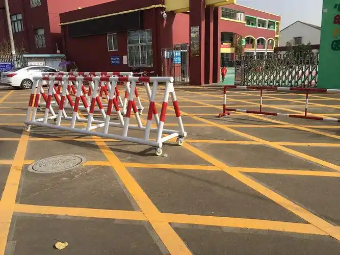 同时在校门口安置了隔离栏等硬质防冲撞设施,绘制了黄色网格线,我园还