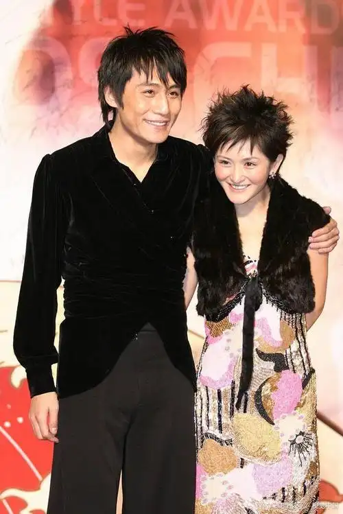 刘烨与谢娜机场相遇,重逢之拥抱,诠释过去的爱情与现在的释然