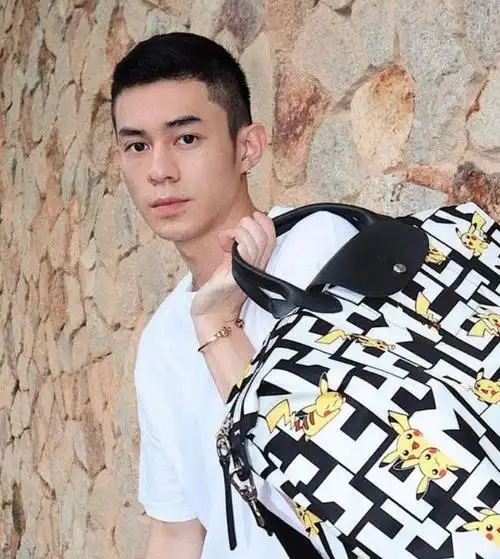 把头发剪得只剩下半厘米,然后再把鬓角修剪得干干净净,看起来和头型