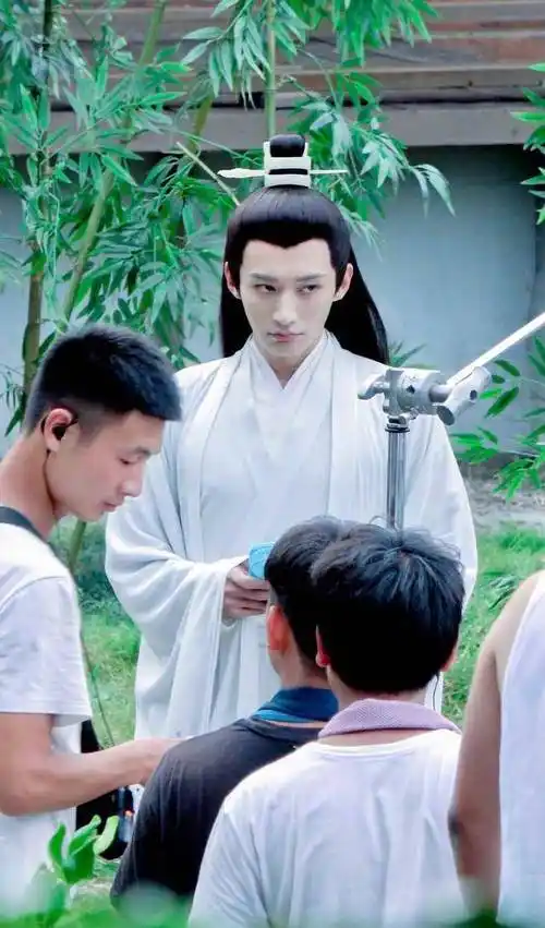 《落花时节又逢君》杀青,袁冰妍刘学义现场比心,大方营业_定制_金色