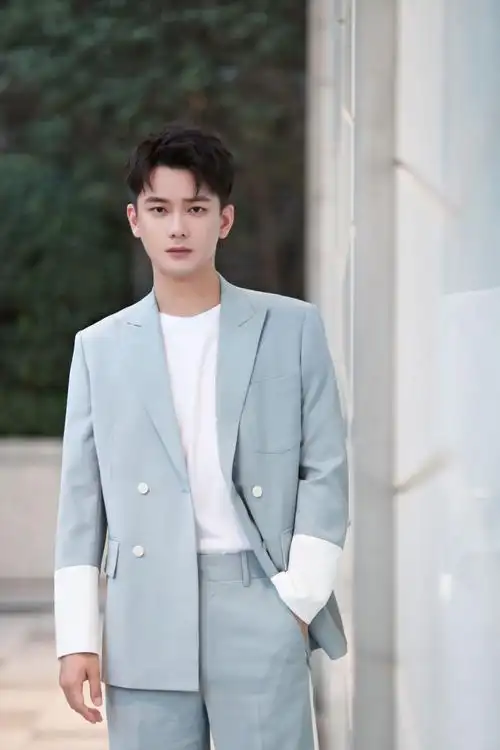 西装拼接设计穿起来帅不帅,熊梓淇的look就是很好地答案