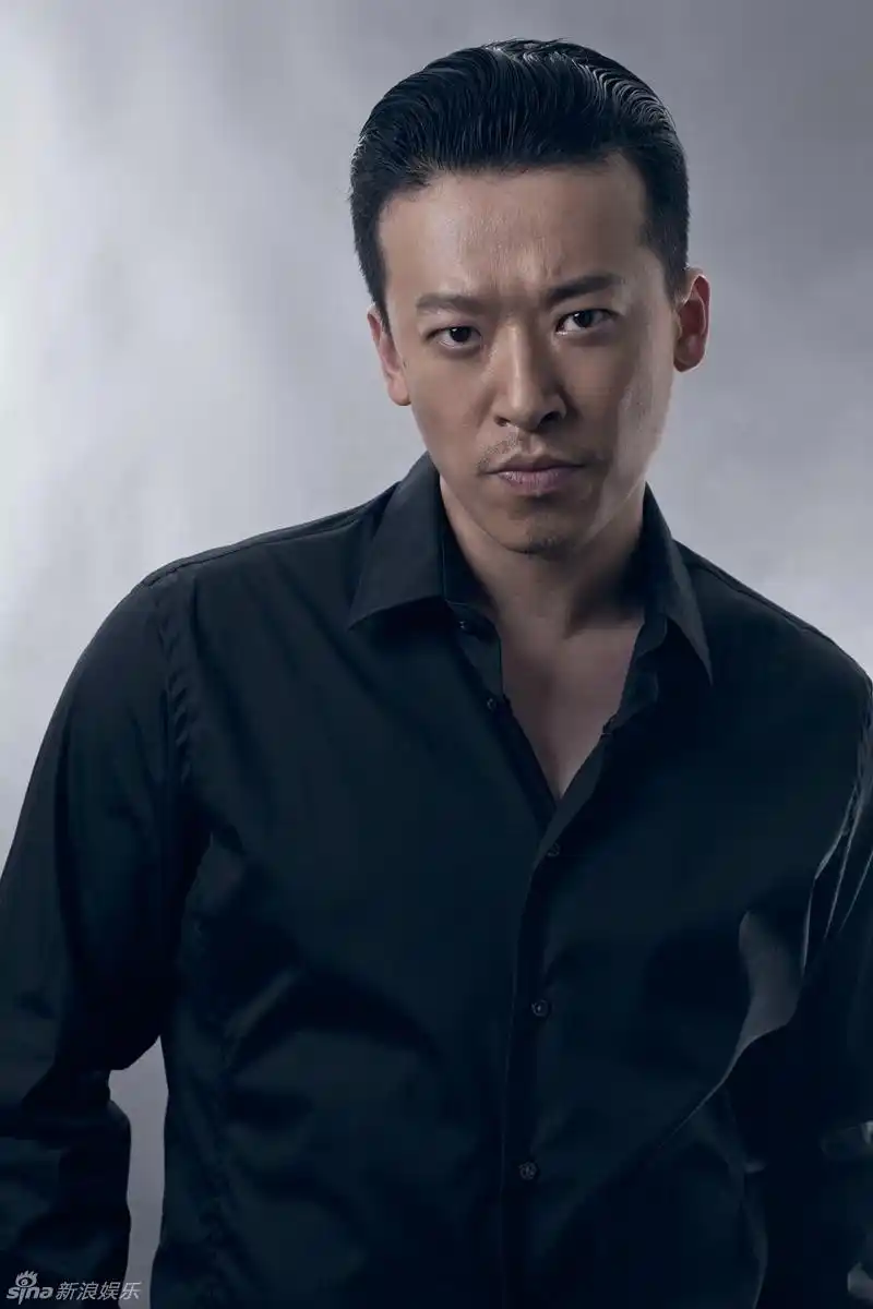 新浪娱乐讯 演员郭昊伦最新写真,郭昊伦标志性的单眼皮电眼和微笑时