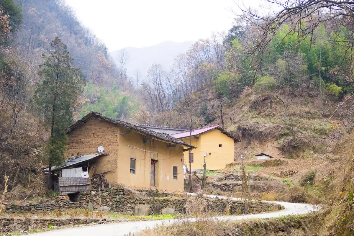 素面朝天,秦岭山里的老房子还停留在几十年前,保留着时光的印迹