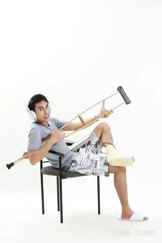 被包裹着白色绷带的男运动员的踝关节