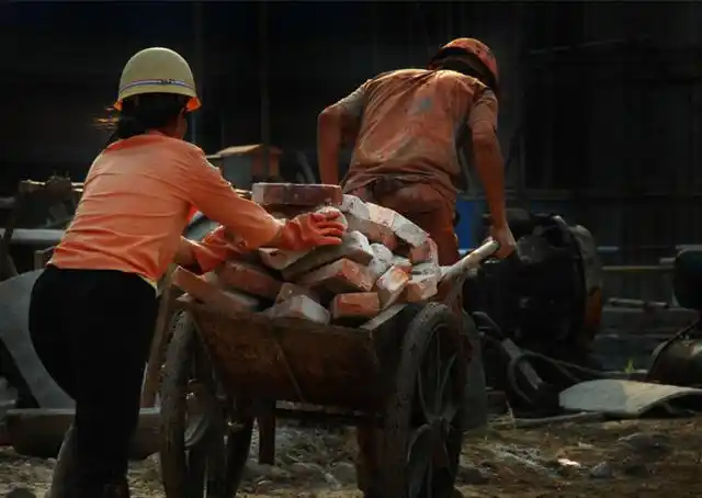 干的活虽然很累很苦,但看看孩子一天天长大,心理就满足了.