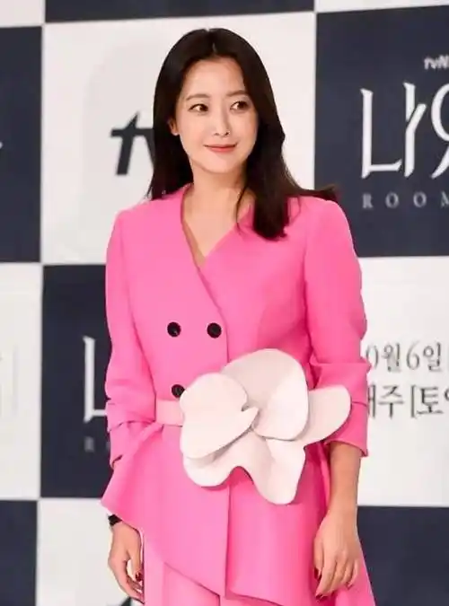 金喜善现身粉西装美丽大方腰上绑朵花本以为俗气但效果意外