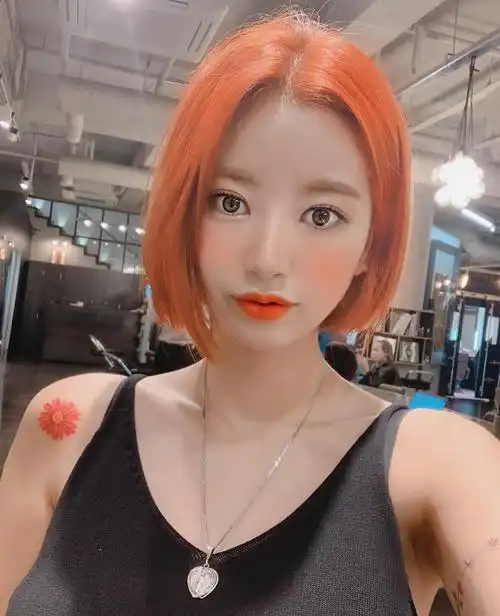 "橘色系短发"