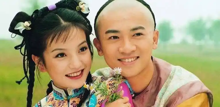 故事中男主角五阿哥永琪和女主小燕子的爱情故事为大众所熟知,在与小