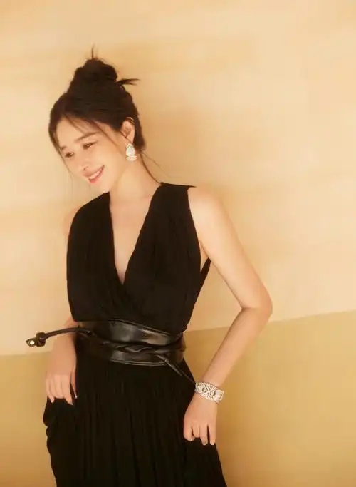 阚清子深v黑色长裙