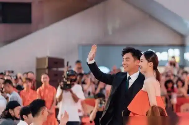 郑恺身穿西服布置结婚现场,现场满脸幸福|苗苗|婚礼_网易订阅