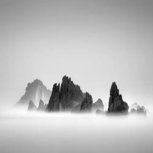 灰色调意境图片有些路看起来很近走下去却很远