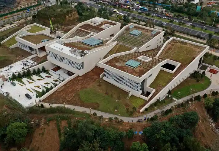 庙底沟仰韶文化博物馆是依托庙底沟遗址建立的专题博物馆,展出近4000