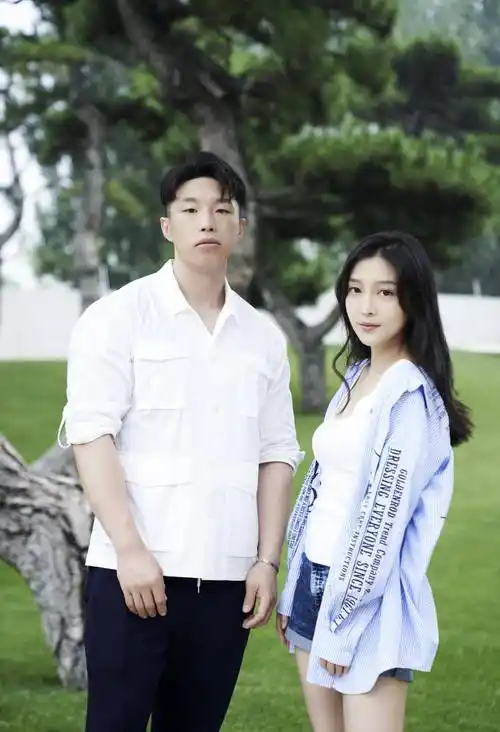 相声人也能进入时尚圈,烧饼休闲运动风德云风采,妻子颜值超高_黑色