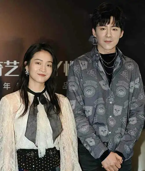 刘宇宁同框张雪迎,俩人连妆容都一样,脸上抹粉太多,生图有点惨