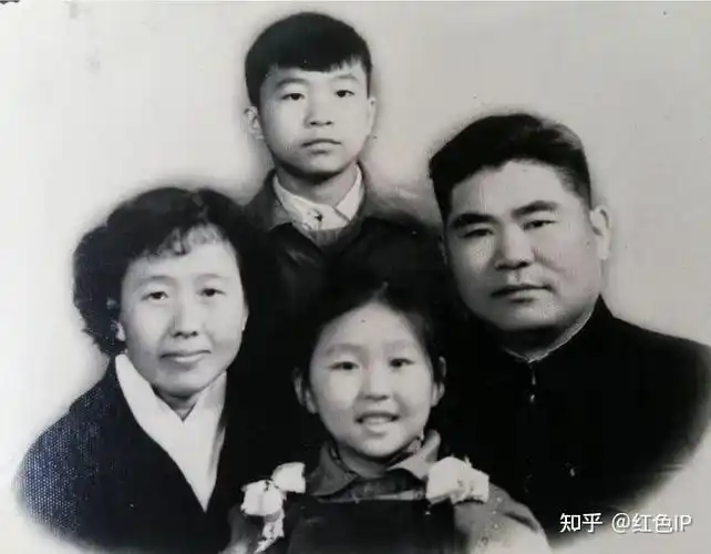 幸福美满的一家人.夫人杨洁,儿子名方,女儿小惠.