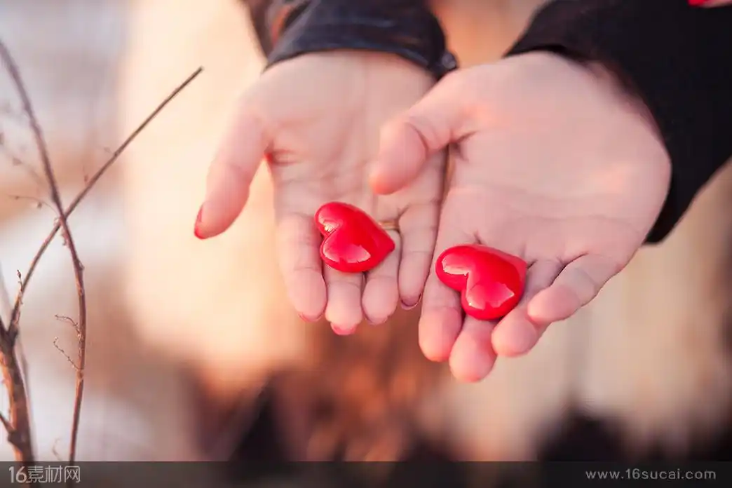 两只手掌上面的心形高清图片