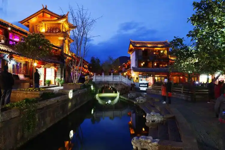 丽江属高原型西南季风气候,气温偏低,昼夜温差也很大.