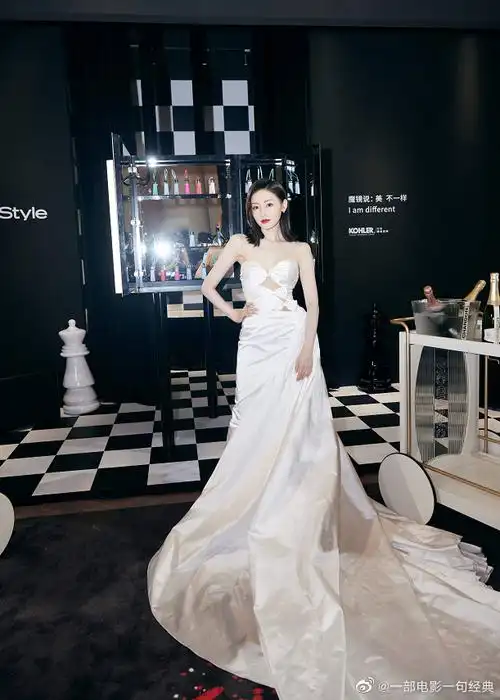 张天爱在27日受邀参加了instyle美妆盛典红毯活动