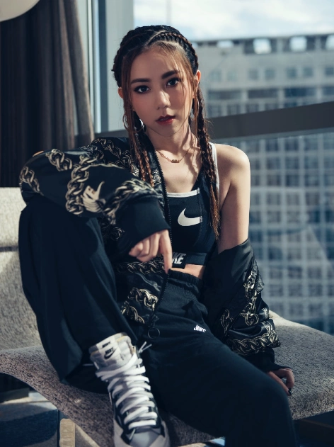 如今在嘻哈圈颇有造诣的邓紫棋对于各种的街头风穿衣也是越来