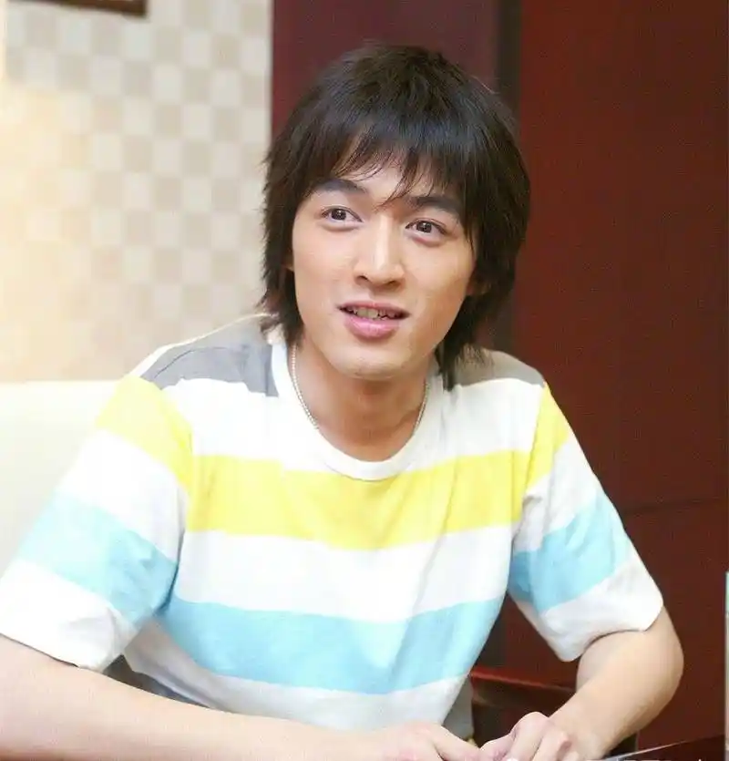 胡歌23岁青涩照曝光那时的他实在没有一点明星样