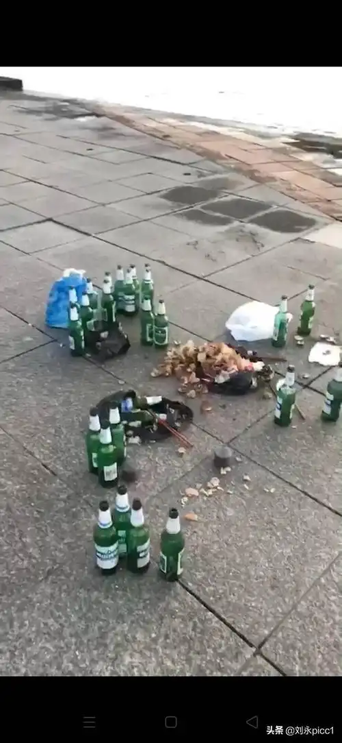 横渡刘公岛基地,幸福门南侧海边上,今早惊现不良现象,海鲜啤酒瓶遍地