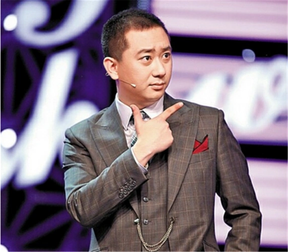他曾经是相声界小王爷,一位脱口秀主持人,如今却人气下滑