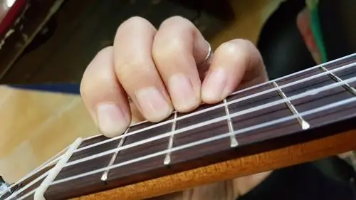 初学尤克里里,手指怎么分开