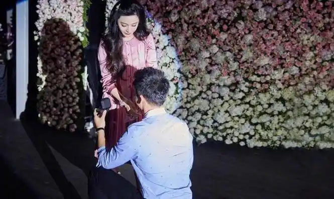 李晨求婚范冰冰现场曝光!一脸甜蜜!旁边的小哥亮了