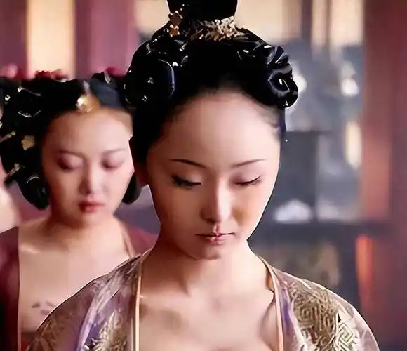 古装露胸,短裙露底裤,导演我求你别再侮辱观众了,简直太离谱!