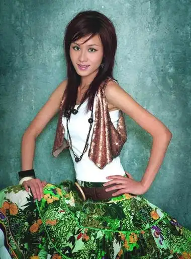 叶一茜铁了心玩性感 低胸大方秀乳沟_新浪论坛_新浪网